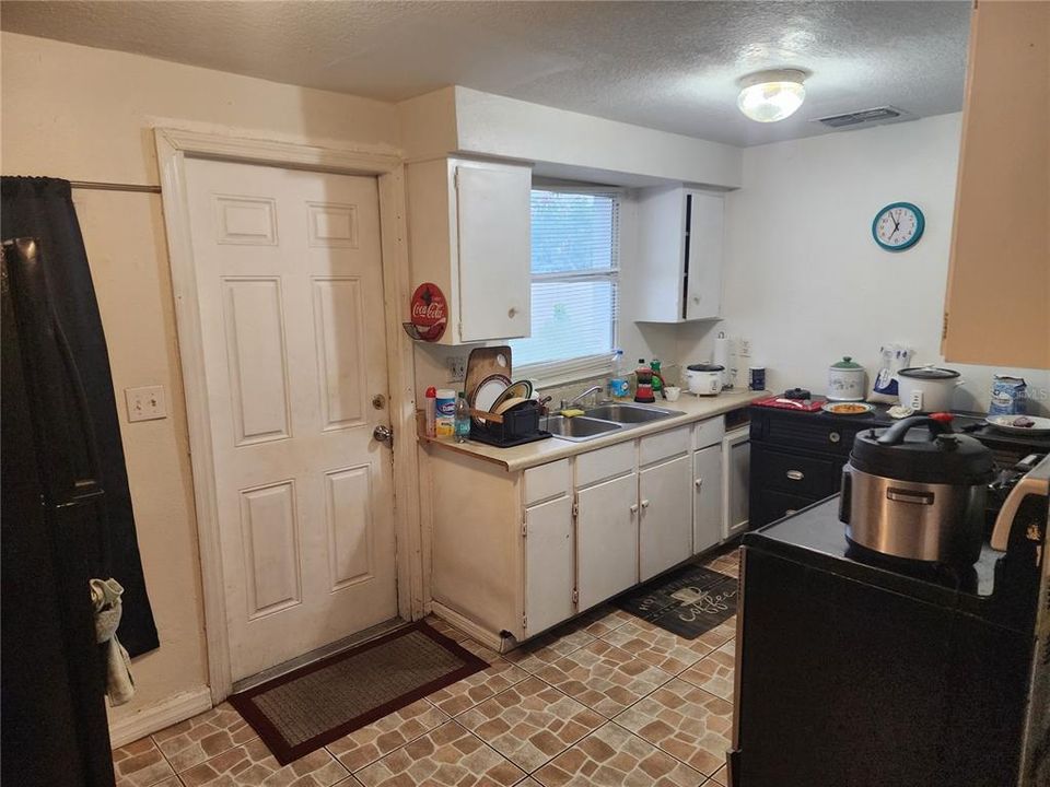 For Sale: $349,900 (3 beds, 1 baths, 875 Square Feet)