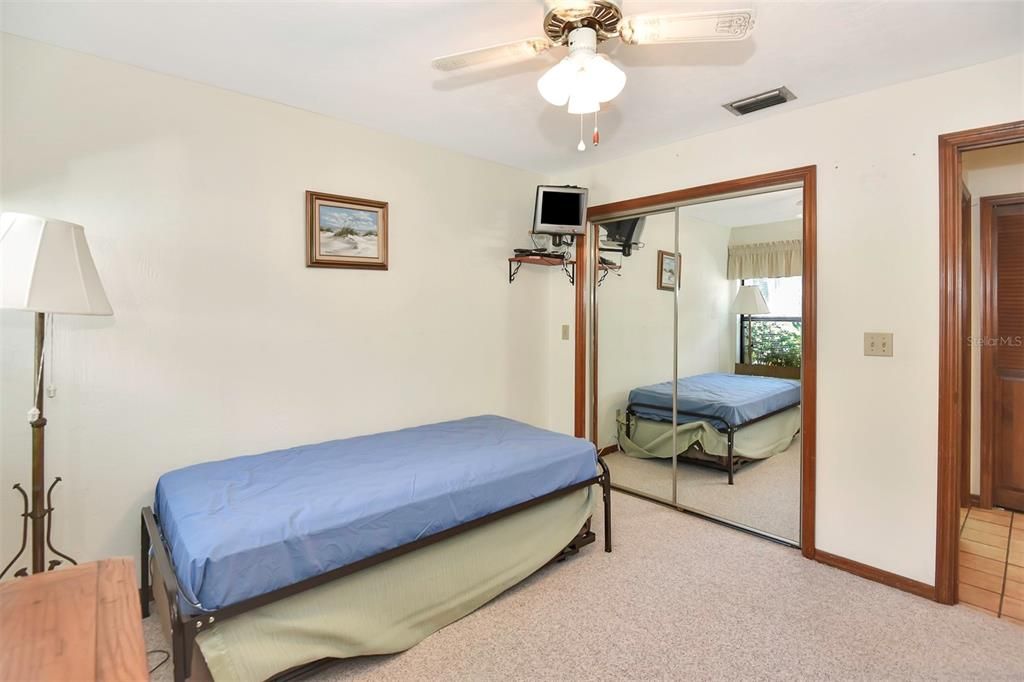 For Sale: $200,000 (2 beds, 2 baths, 1072 Square Feet)