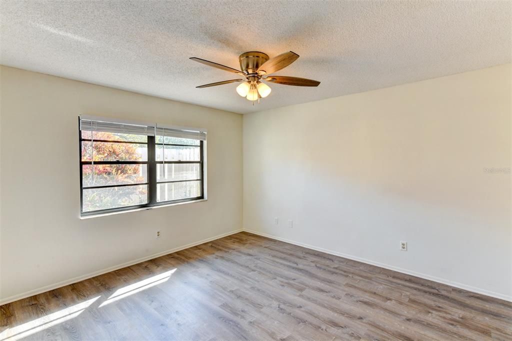 Active With Contract: $198,000 (1 beds, 1 baths, 836 Square Feet)