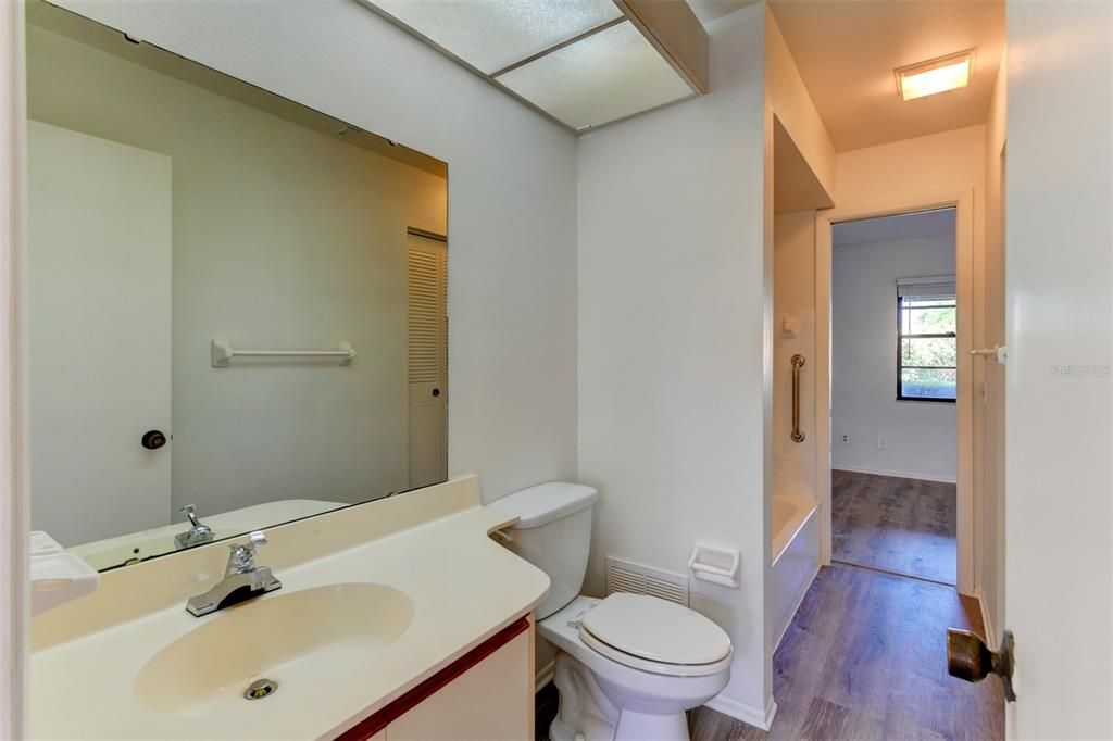 Active With Contract: $198,000 (1 beds, 1 baths, 836 Square Feet)