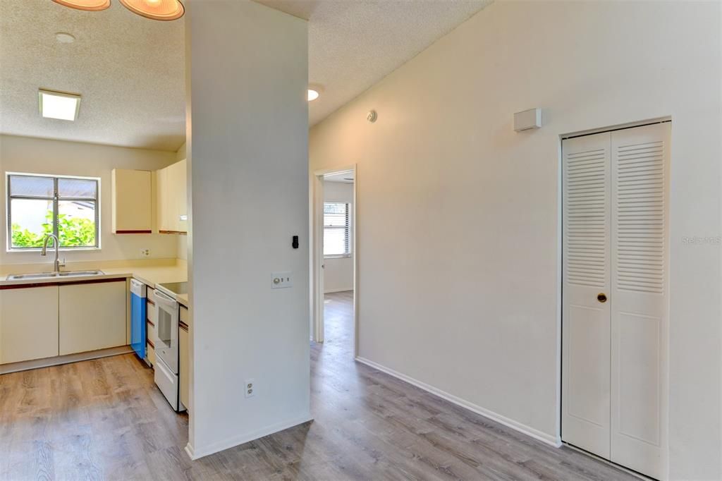 Active With Contract: $198,000 (1 beds, 1 baths, 836 Square Feet)