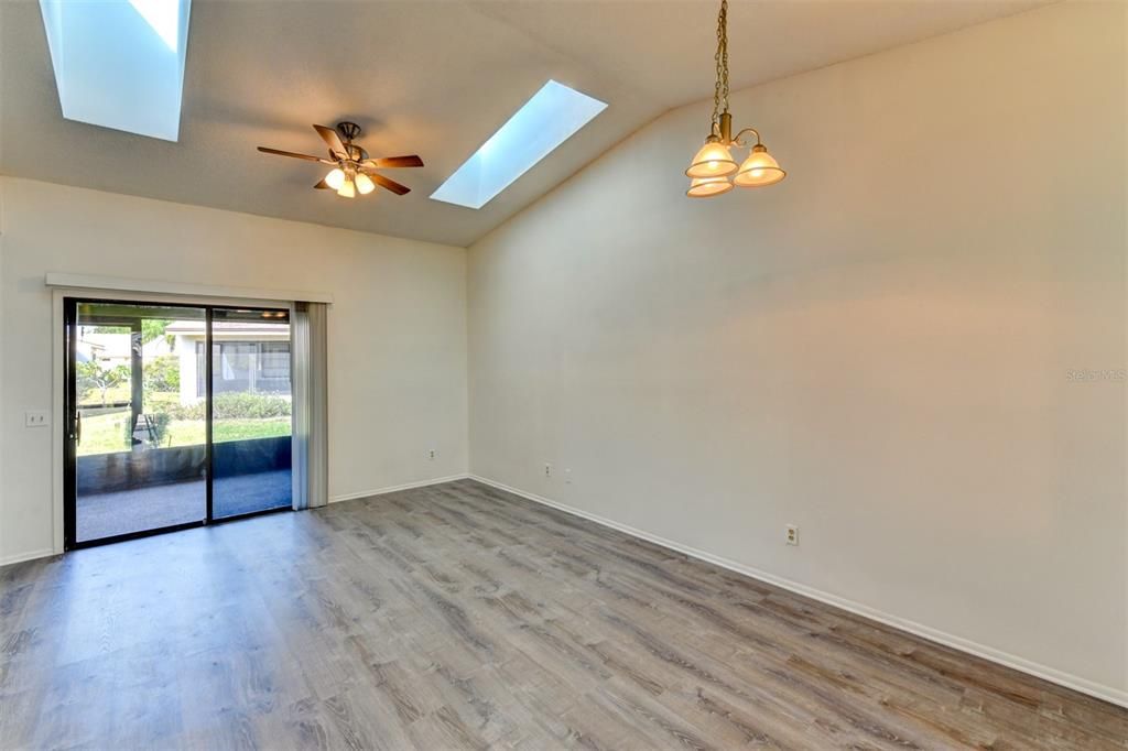 Active With Contract: $198,000 (1 beds, 1 baths, 836 Square Feet)