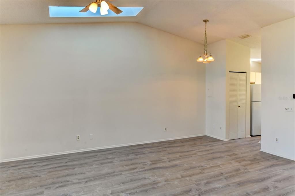 Active With Contract: $198,000 (1 beds, 1 baths, 836 Square Feet)