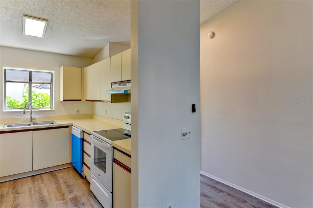 Active With Contract: $198,000 (1 beds, 1 baths, 836 Square Feet)