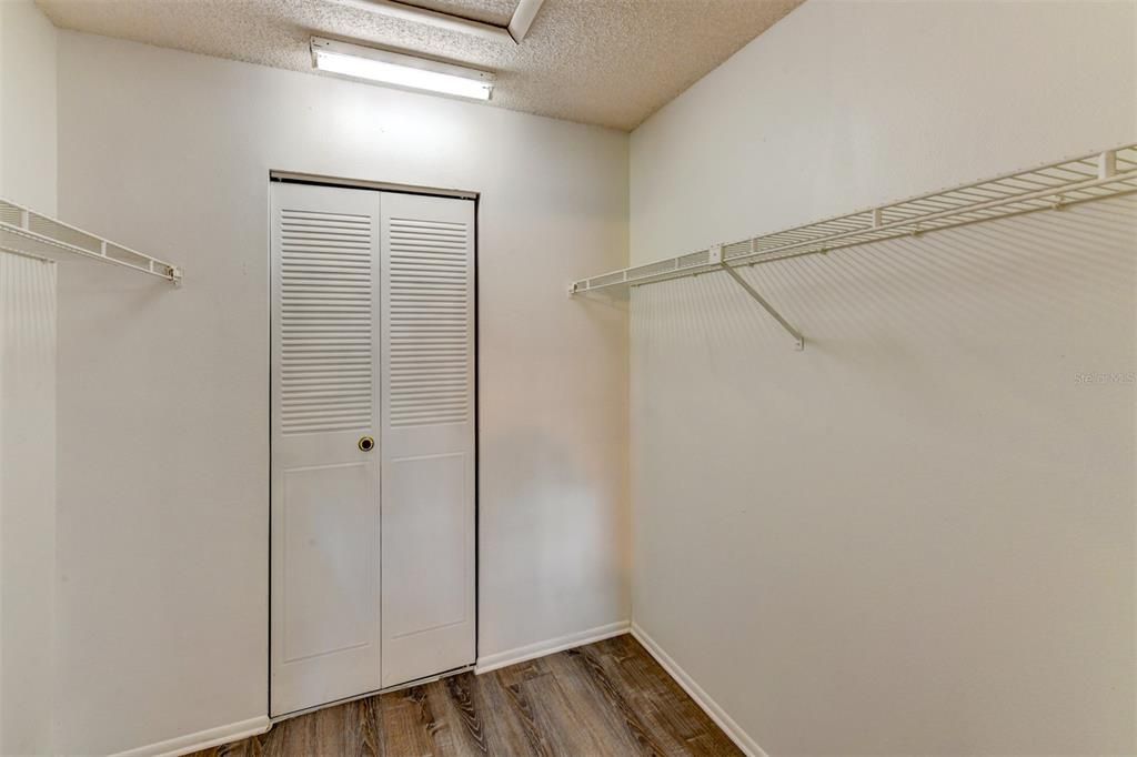 Active With Contract: $198,000 (1 beds, 1 baths, 836 Square Feet)