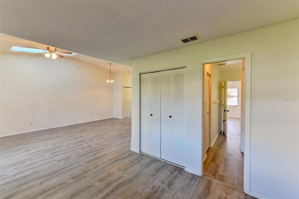 Active With Contract: $198,000 (1 beds, 1 baths, 836 Square Feet)