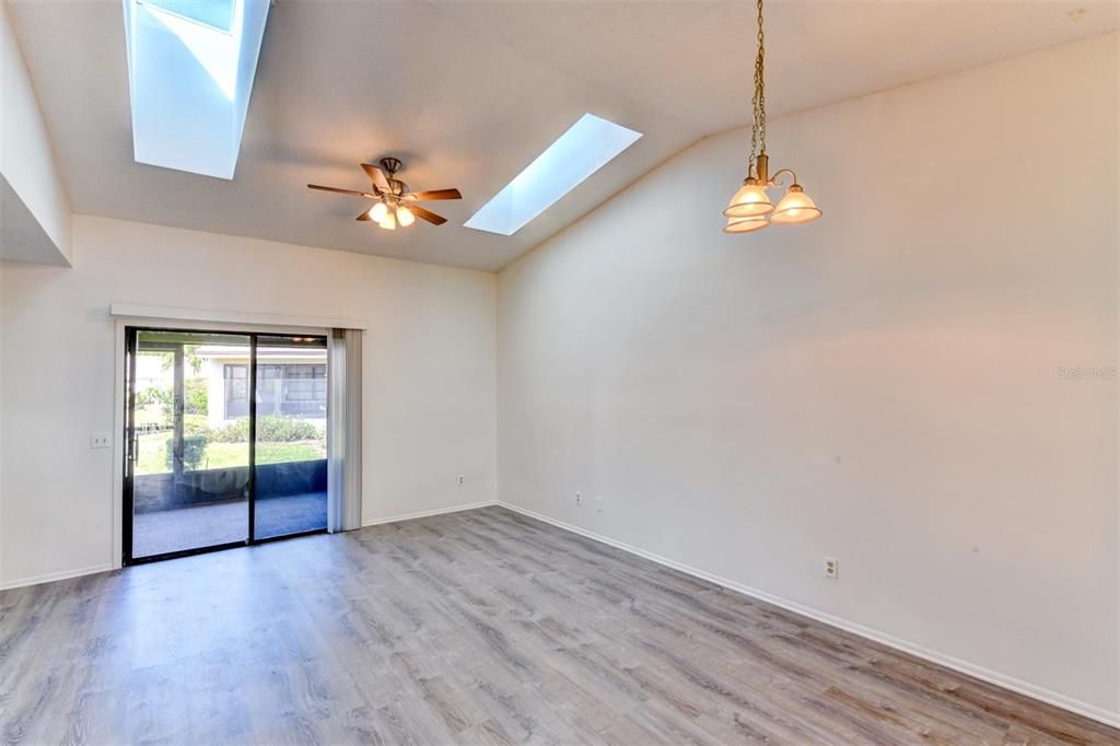 Active With Contract: $198,000 (1 beds, 1 baths, 836 Square Feet)