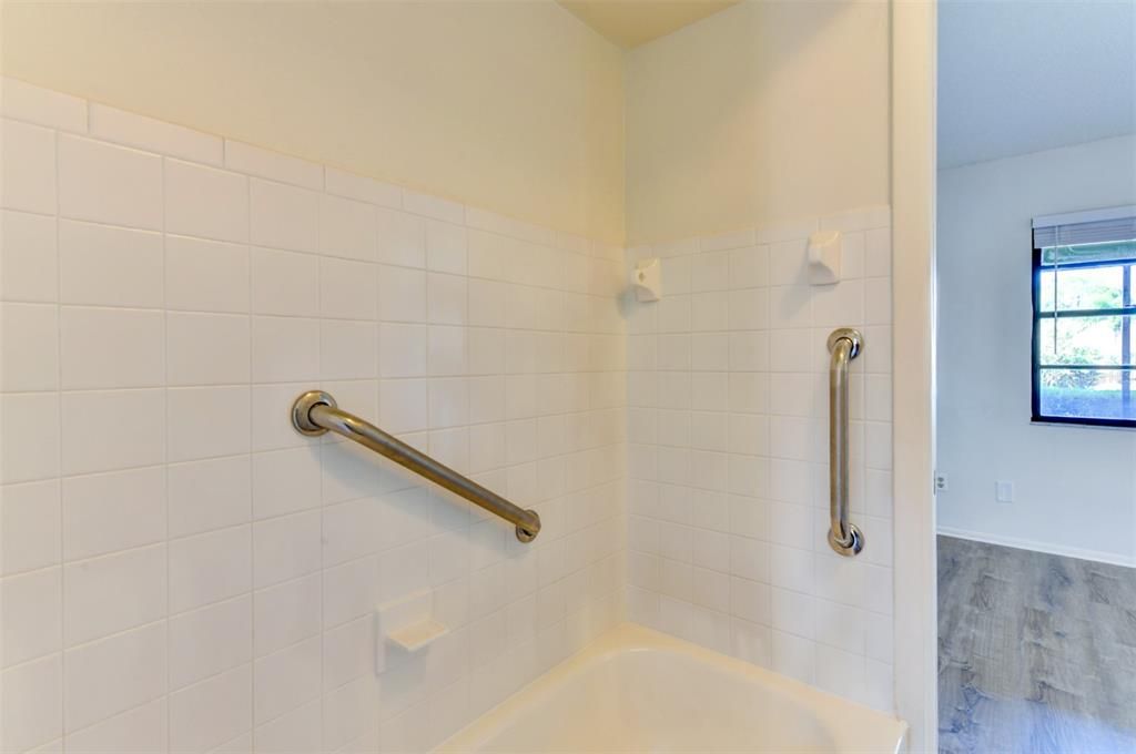 Active With Contract: $198,000 (1 beds, 1 baths, 836 Square Feet)