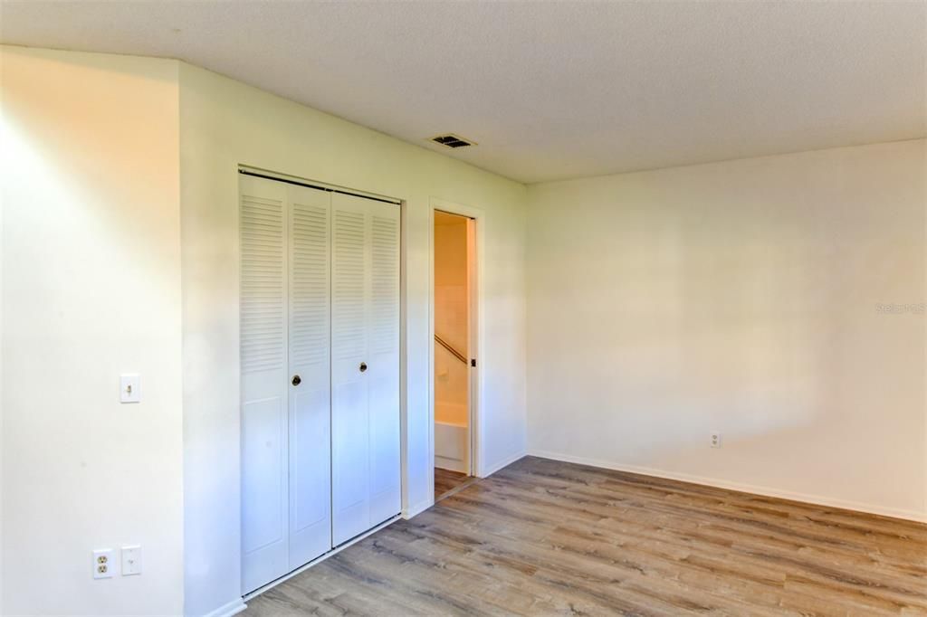 Active With Contract: $198,000 (1 beds, 1 baths, 836 Square Feet)