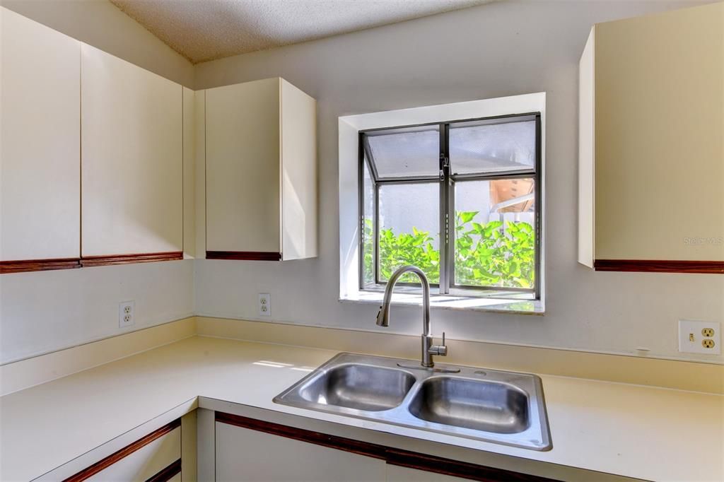 Active With Contract: $198,000 (1 beds, 1 baths, 836 Square Feet)