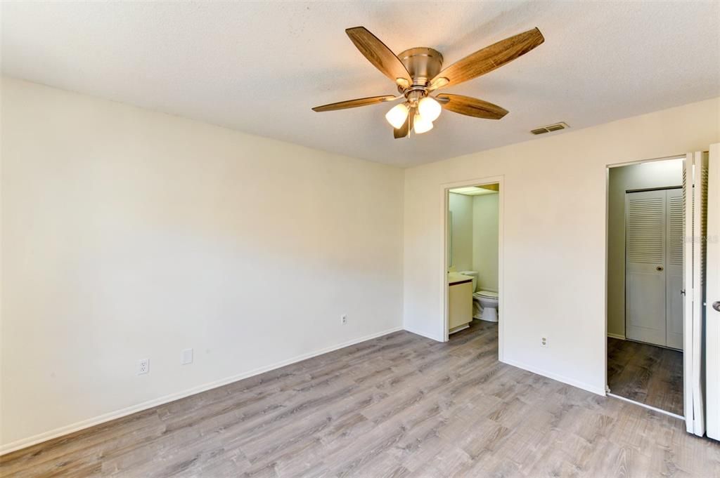 Active With Contract: $198,000 (1 beds, 1 baths, 836 Square Feet)