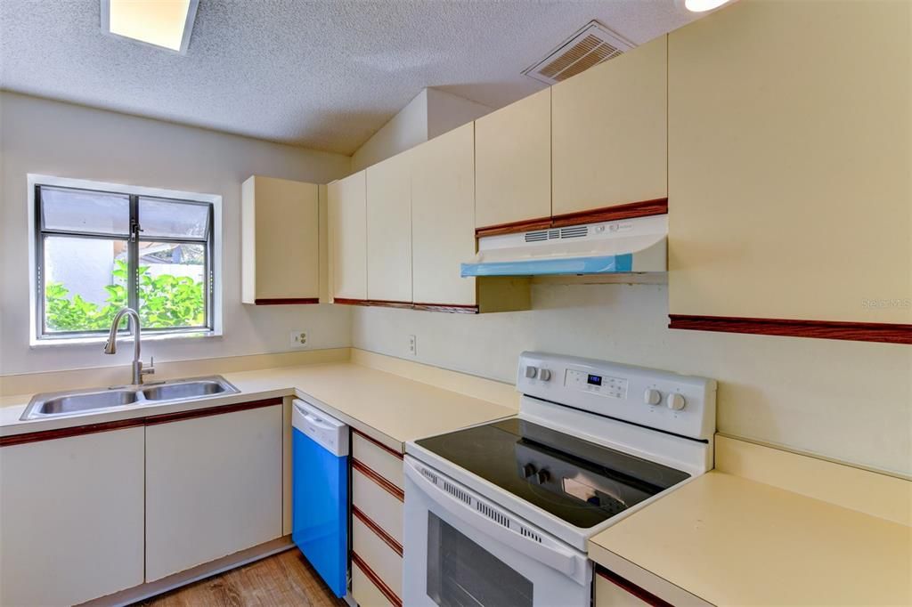 Active With Contract: $198,000 (1 beds, 1 baths, 836 Square Feet)