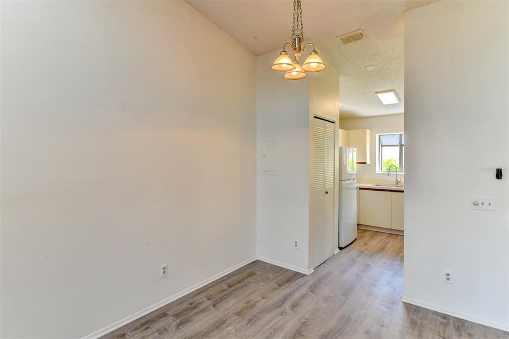 Active With Contract: $198,000 (1 beds, 1 baths, 836 Square Feet)