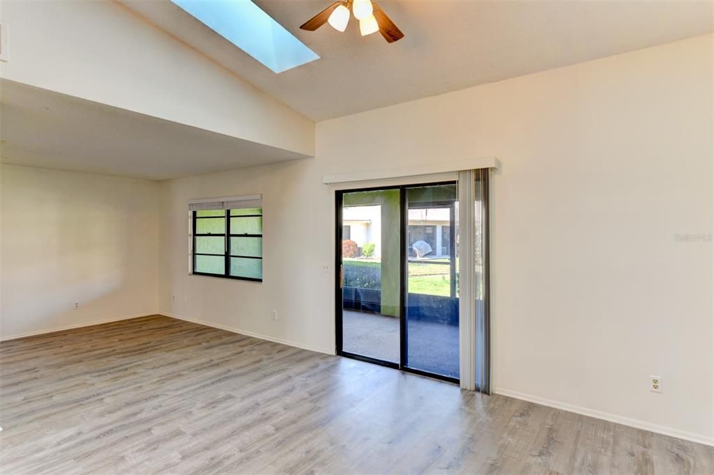 Active With Contract: $198,000 (1 beds, 1 baths, 836 Square Feet)