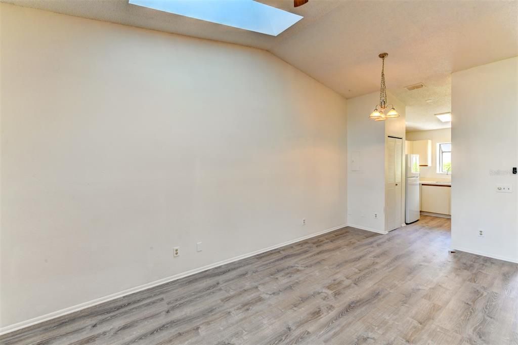 Active With Contract: $198,000 (1 beds, 1 baths, 836 Square Feet)