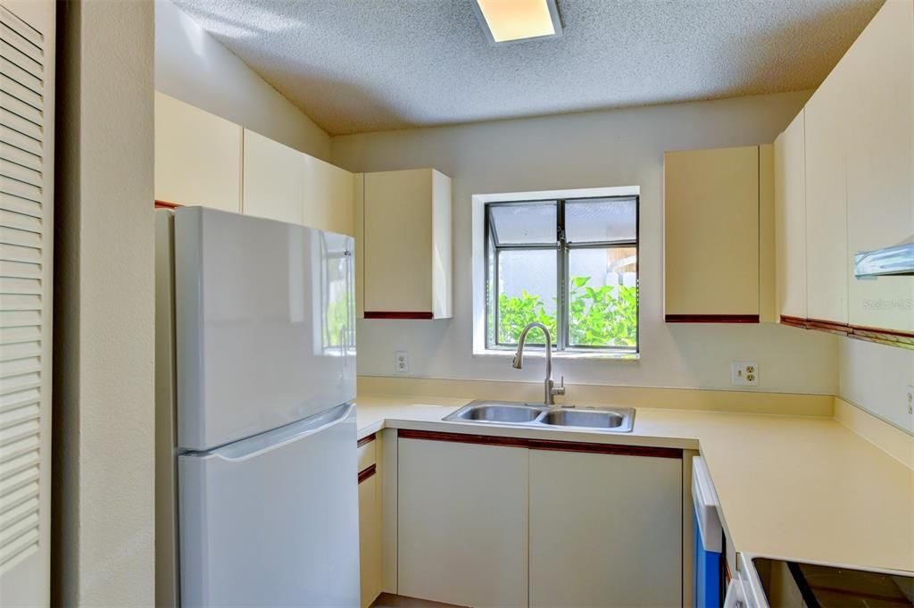 Active With Contract: $198,000 (1 beds, 1 baths, 836 Square Feet)