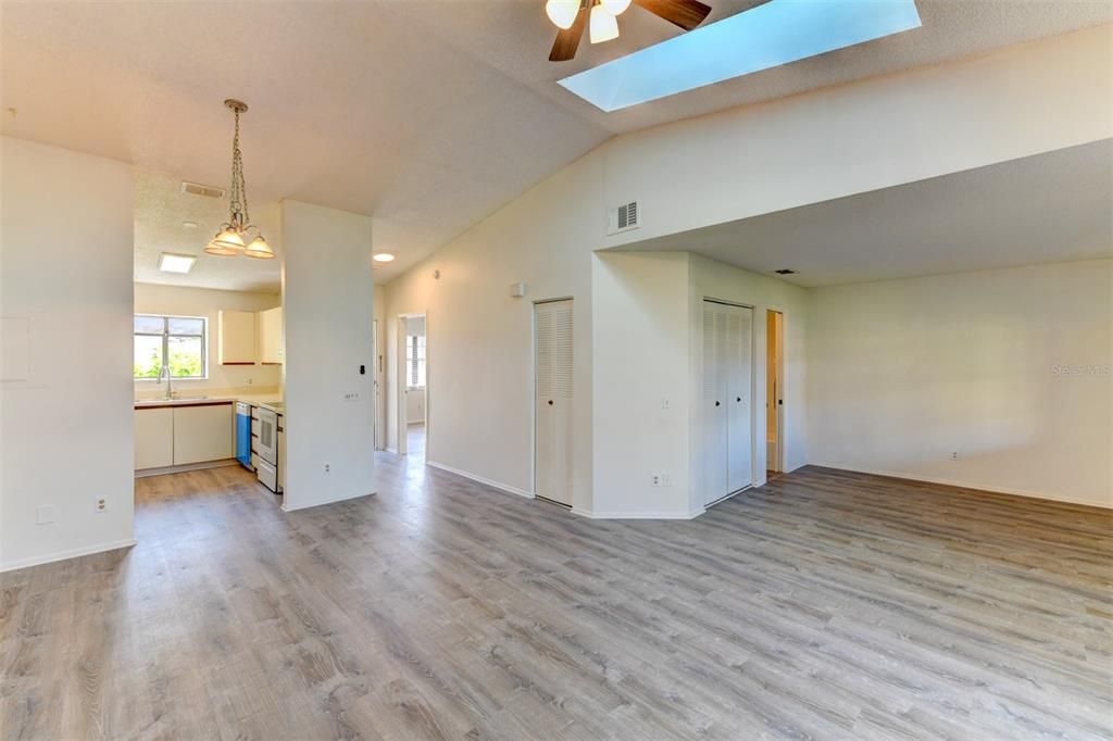 Active With Contract: $198,000 (1 beds, 1 baths, 836 Square Feet)