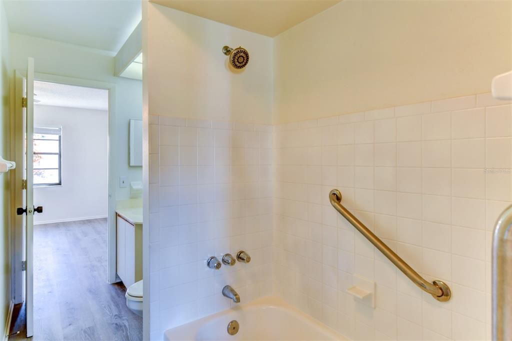 Active With Contract: $198,000 (1 beds, 1 baths, 836 Square Feet)