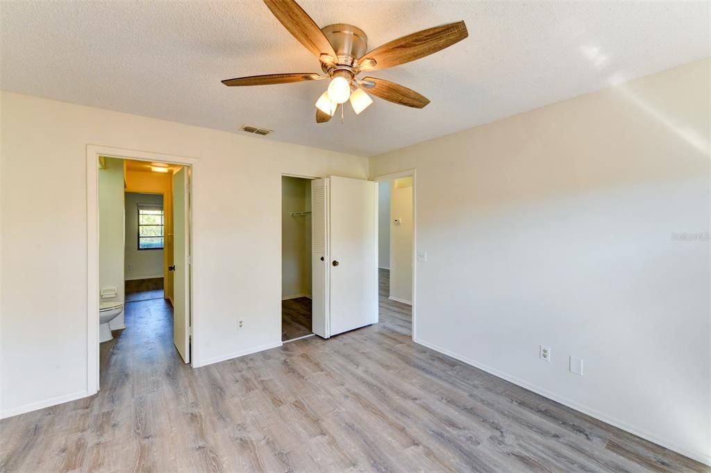 Active With Contract: $198,000 (1 beds, 1 baths, 836 Square Feet)