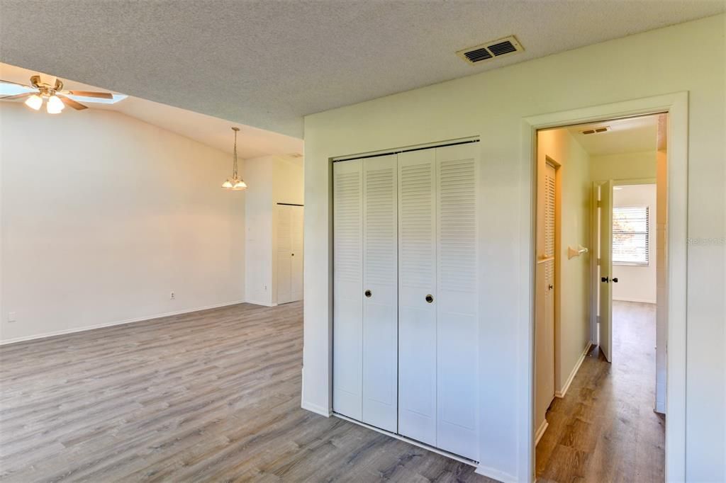 Active With Contract: $198,000 (1 beds, 1 baths, 836 Square Feet)