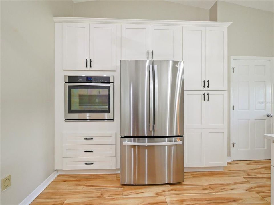 KITCHEN / STAINLESS STEEL APPLIANCES