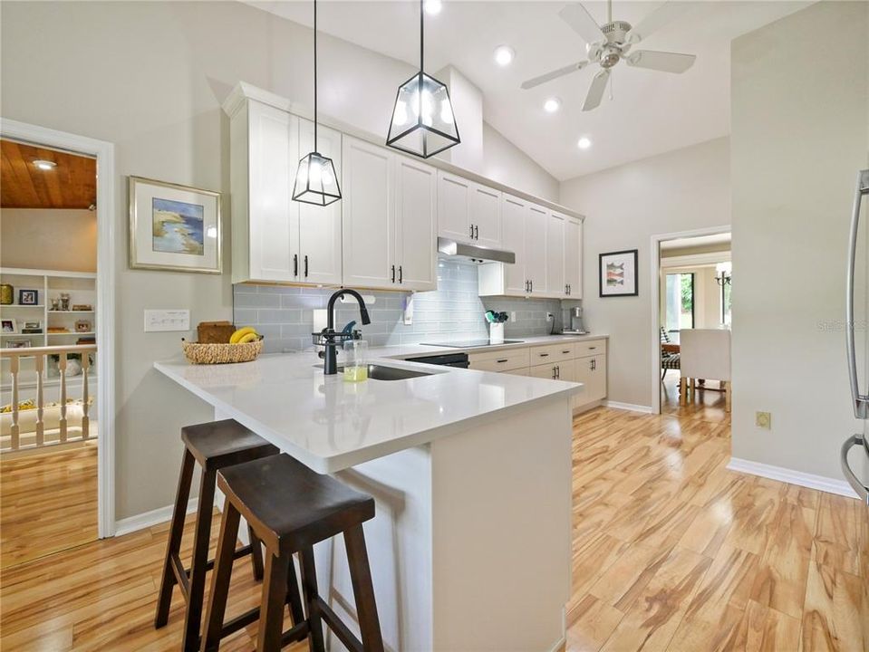 KITCHEN / BREAKFAST BAR