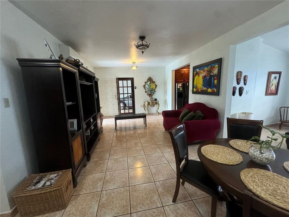 For Sale: $250,000 (3 beds, 3 baths, 1101 Square Feet)