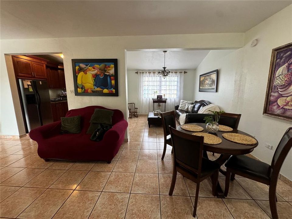 For Sale: $250,000 (3 beds, 3 baths, 1101 Square Feet)