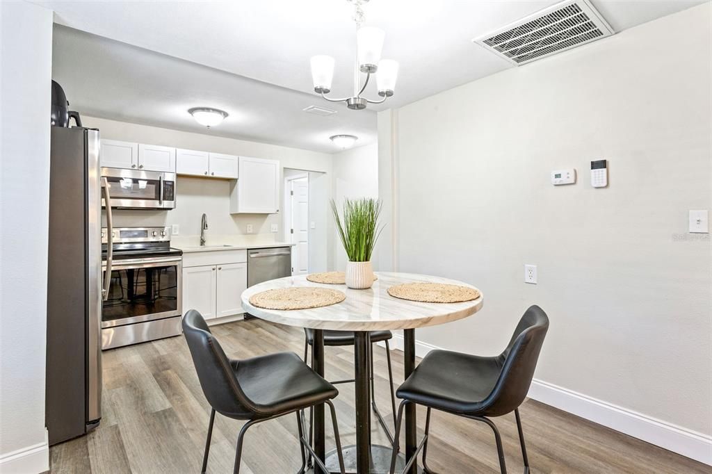 Active With Contract: $275,000 (2 beds, 1 baths, 880 Square Feet)