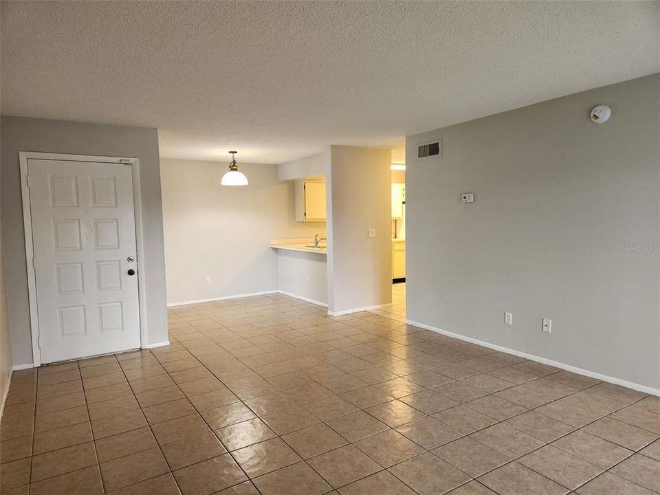 For Rent: $1,325 (1 beds, 1 baths, 742 Square Feet)