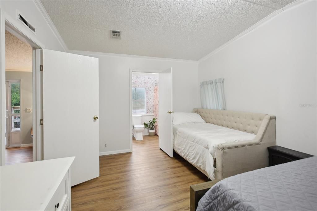 For Sale: $265,000 (2 beds, 2 baths, 1282 Square Feet)