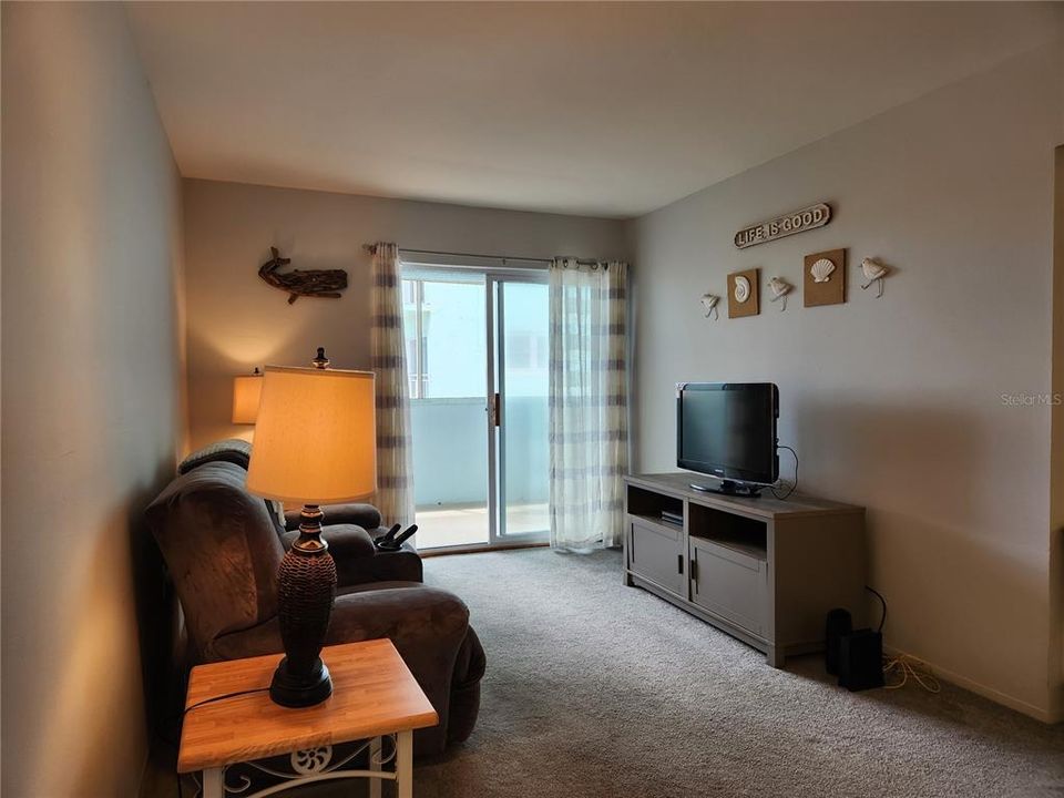 For Sale: $234,900 (1 beds, 1 baths, 745 Square Feet)