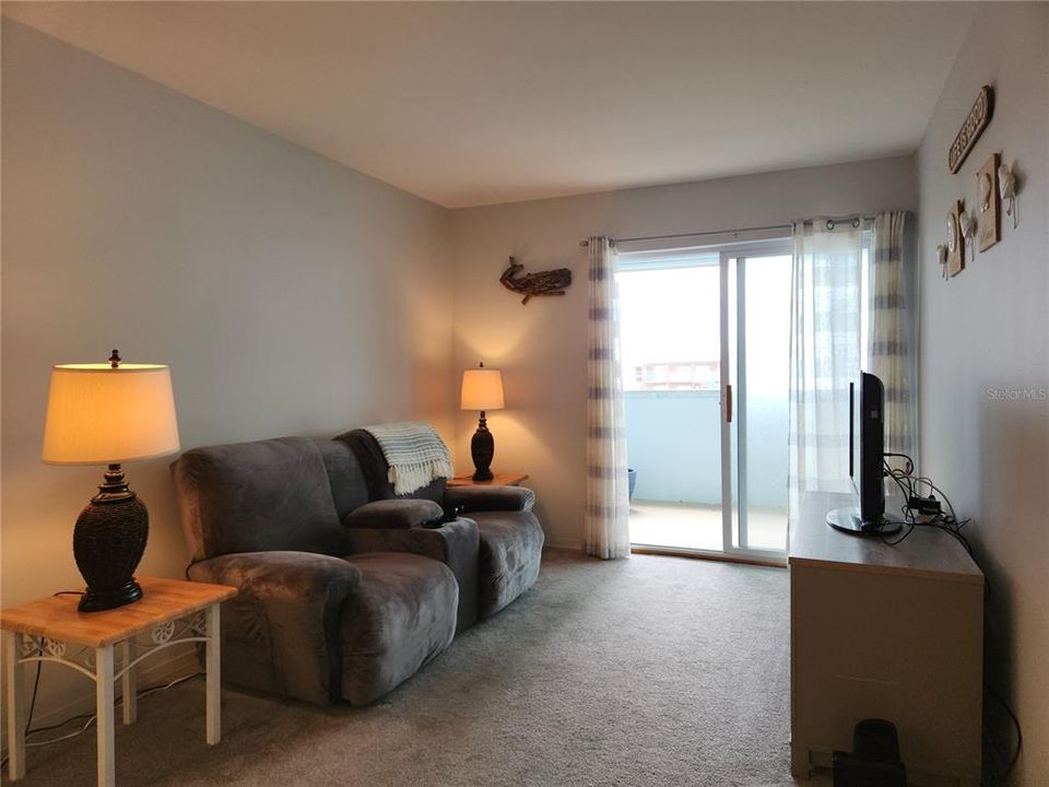 For Sale: $234,900 (1 beds, 1 baths, 745 Square Feet)