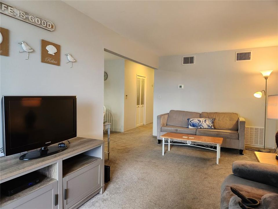 For Sale: $234,900 (1 beds, 1 baths, 745 Square Feet)