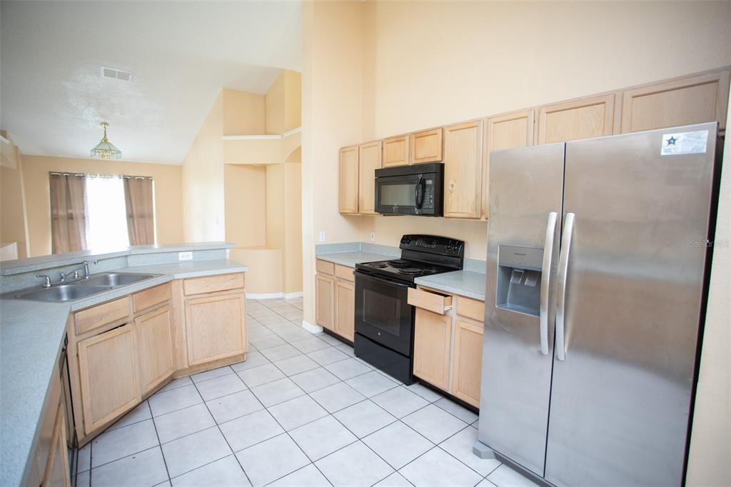 For Rent: $2,350 (4 beds, 2 baths, 1834 Square Feet)