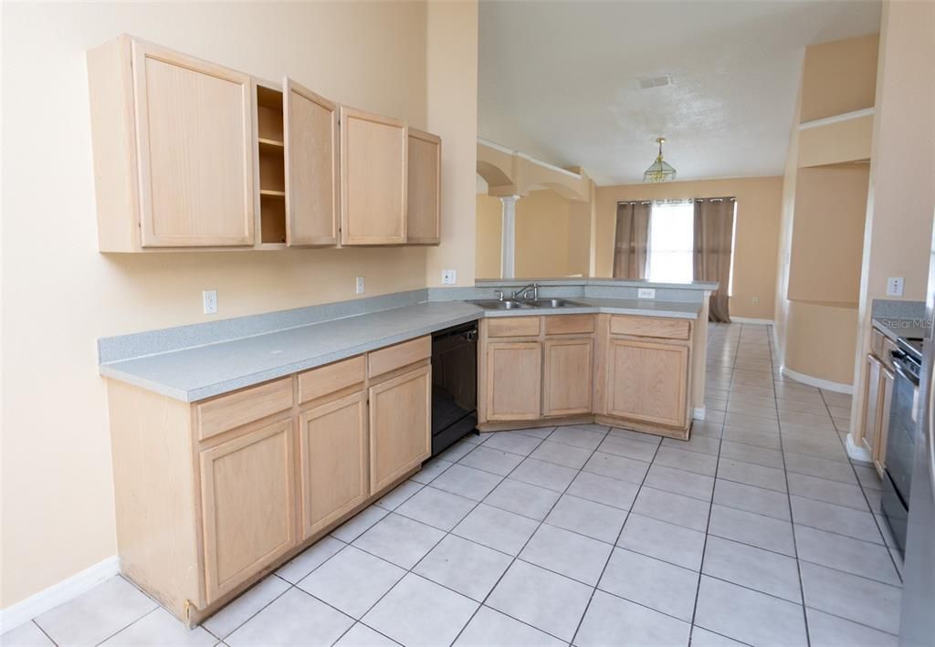 For Rent: $2,275 (4 beds, 2 baths, 1834 Square Feet)