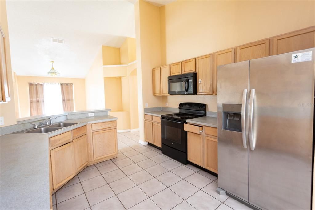 For Rent: $2,275 (4 beds, 2 baths, 1834 Square Feet)