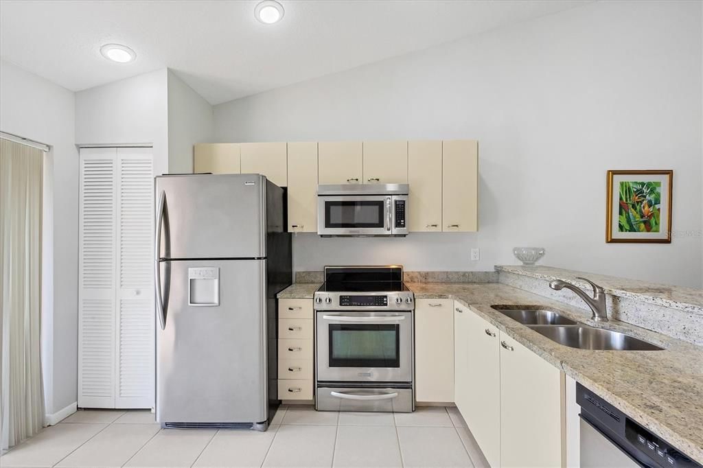 For Sale: $325,000 (2 beds, 2 baths, 1176 Square Feet)