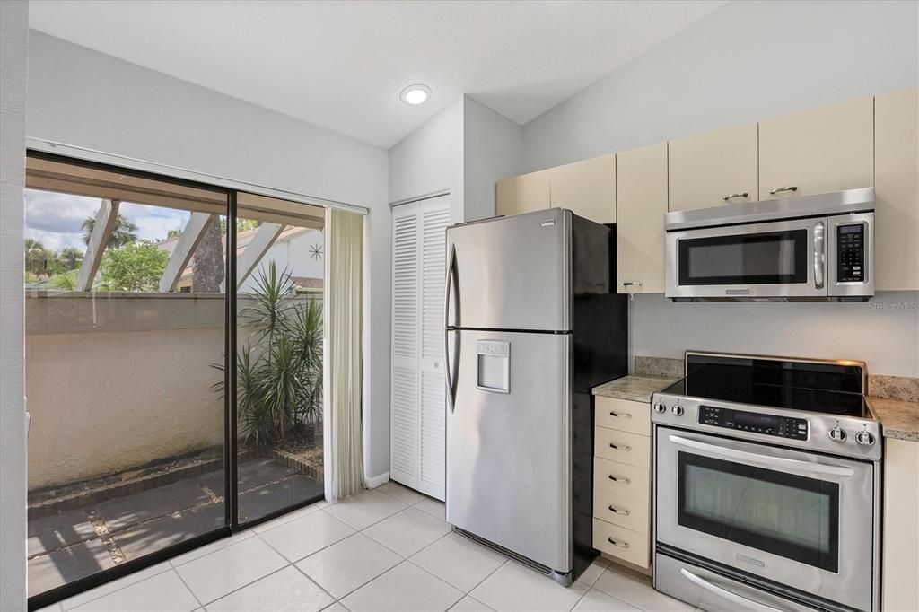 For Sale: $325,000 (2 beds, 2 baths, 1176 Square Feet)