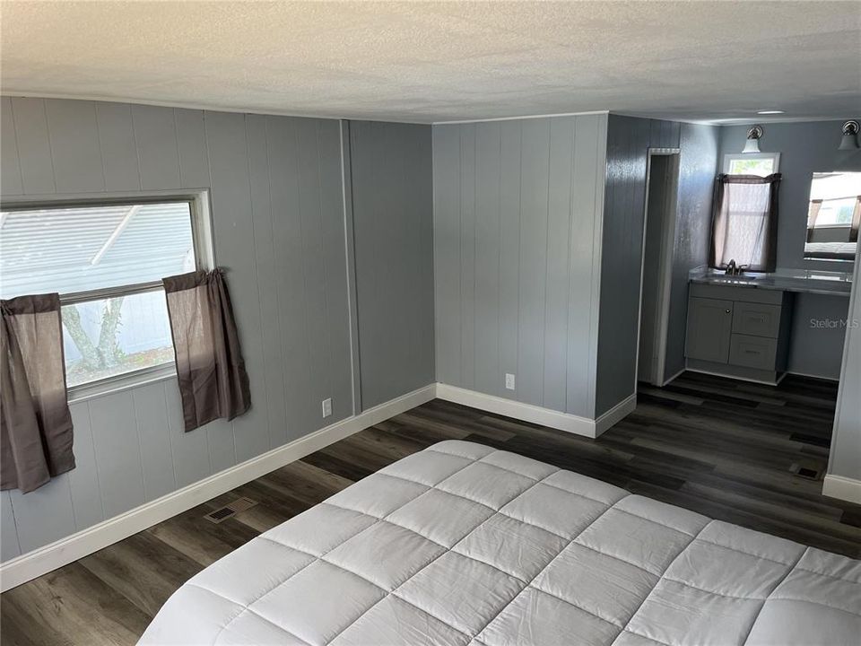 合同活跃: $153,000 (2 贝兹, 2 浴室, 1152 平方英尺)