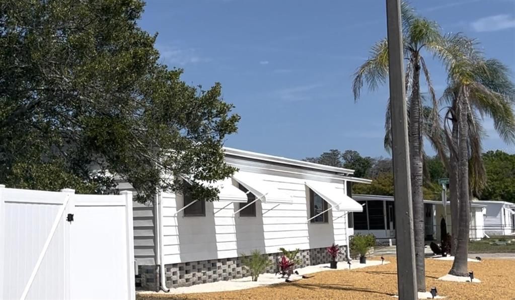 合同活跃: $153,000 (2 贝兹, 2 浴室, 1152 平方英尺)