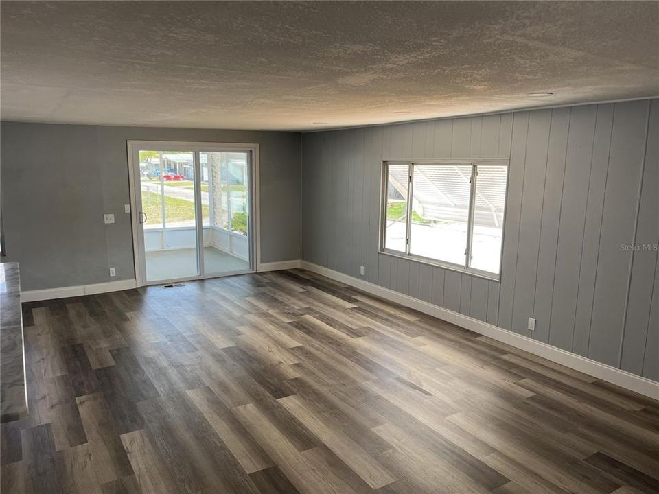 合同活跃: $153,000 (2 贝兹, 2 浴室, 1152 平方英尺)