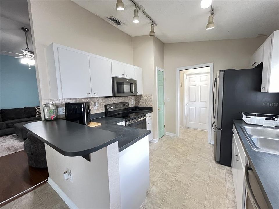 For Rent: $2,095 (3 beds, 2 baths, 1612 Square Feet)