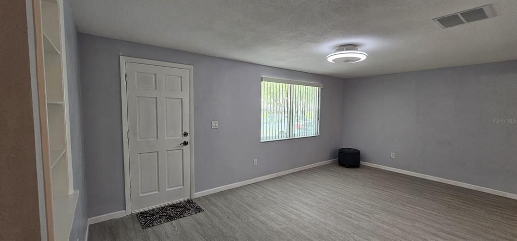 Active With Contract: $1,600 (2 beds, 1 baths, 1108 Square Feet)