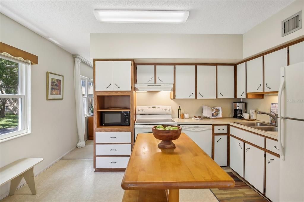 For Sale: $235,000 (2 beds, 2 baths, 1400 Square Feet)