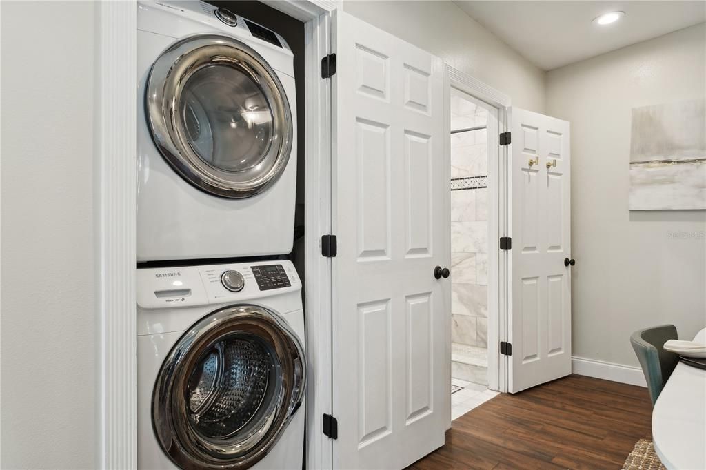 Laundry closet (washer and dryer convey)