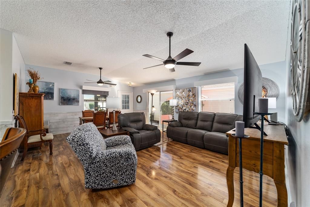 NICE OPEN FLOOR PLAN. WOOD CORNICES OVER WINDOWS AND SLIDING GLASS DOORS AND CEILING FANS THROUGHOUT.