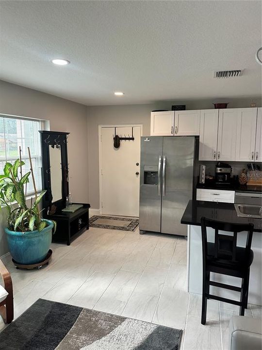 For Rent: $1,400 (1 beds, 1 baths, 720 Square Feet)