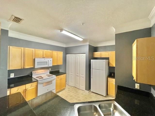 For Rent: $2,195 (2 beds, 2 baths, 1076 Square Feet)