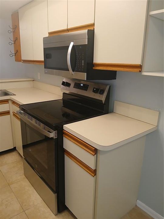 Active With Contract: $1,595 (2 beds, 2 baths, 1005 Square Feet)